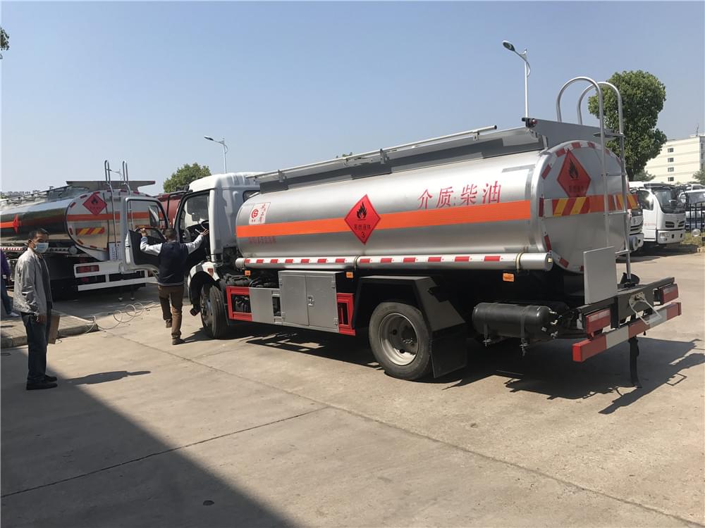 8.5方 東風(fēng)凱普特油罐車(chē)