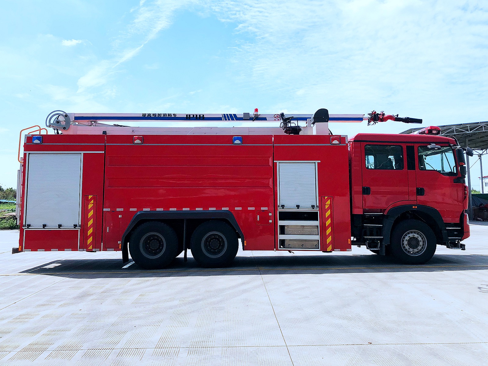 豪沃后雙橋12立方18米舉高噴射消防車(chē)