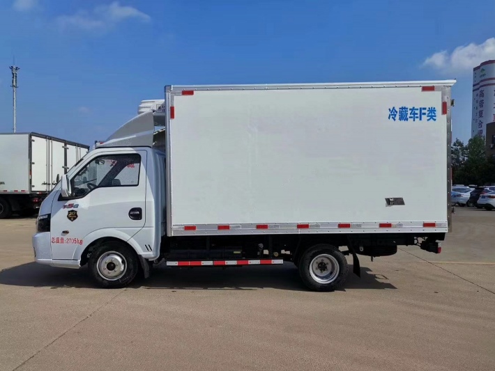 東風汽油后雙輪冷藏車