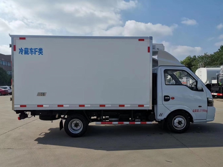 東風汽油后雙輪冷藏車
