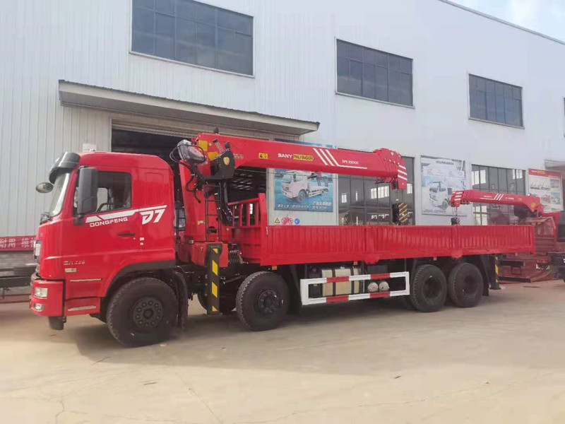 東風(fēng)暢行D7前四后八三一14噸吊機(jī)