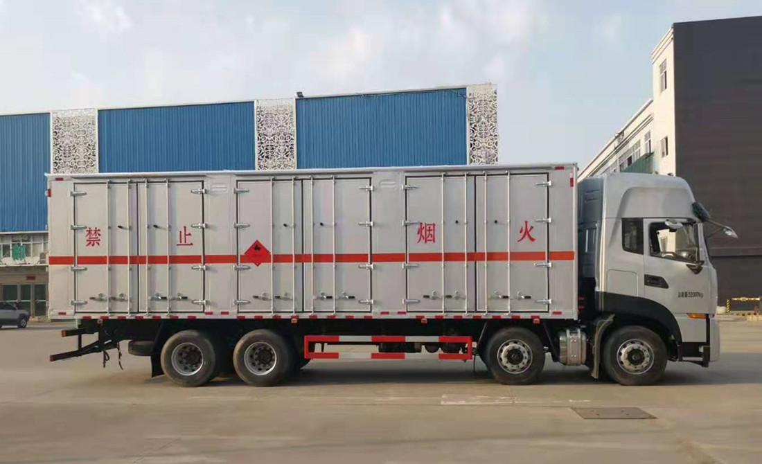 東風天龍 9.6米易燃氣體廂式運輸車