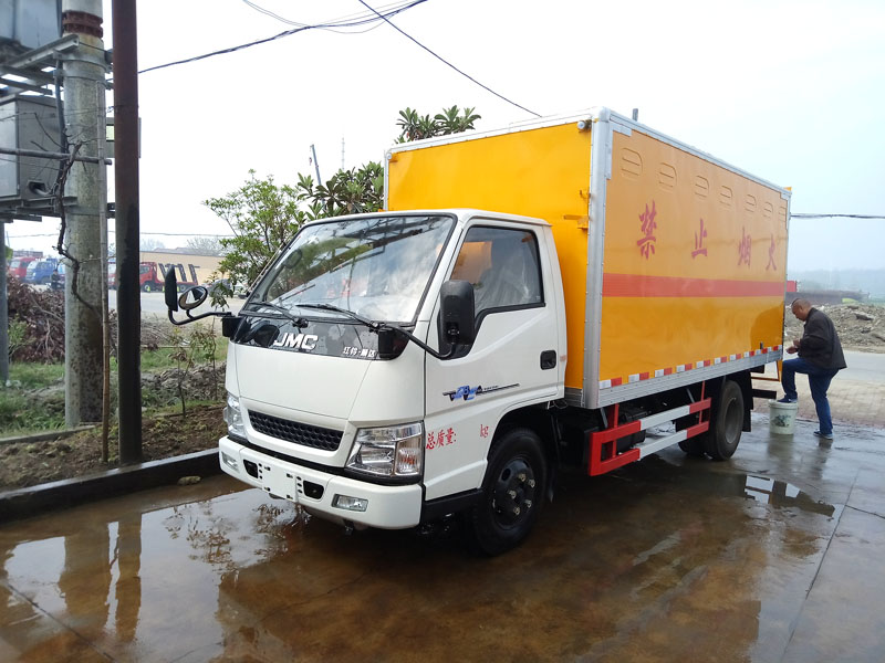 江鈴4.1米(藍牌)易燃固體廂式車