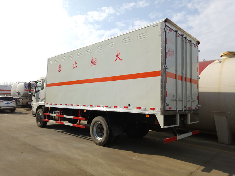 天錦6.6米(9.9噸)液體廂式車(chē)