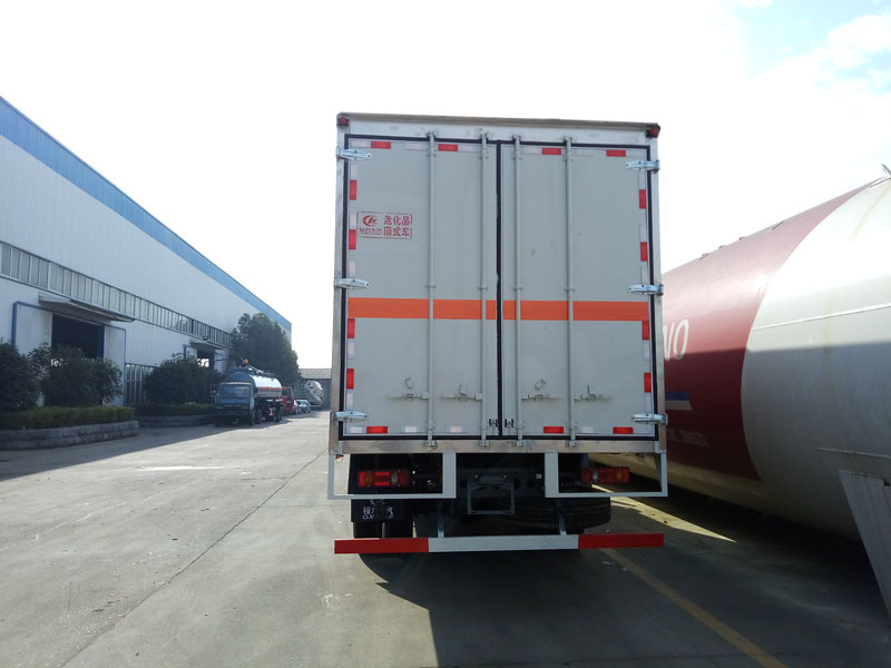 天錦6.6米(9.9噸)液體廂式車(chē)