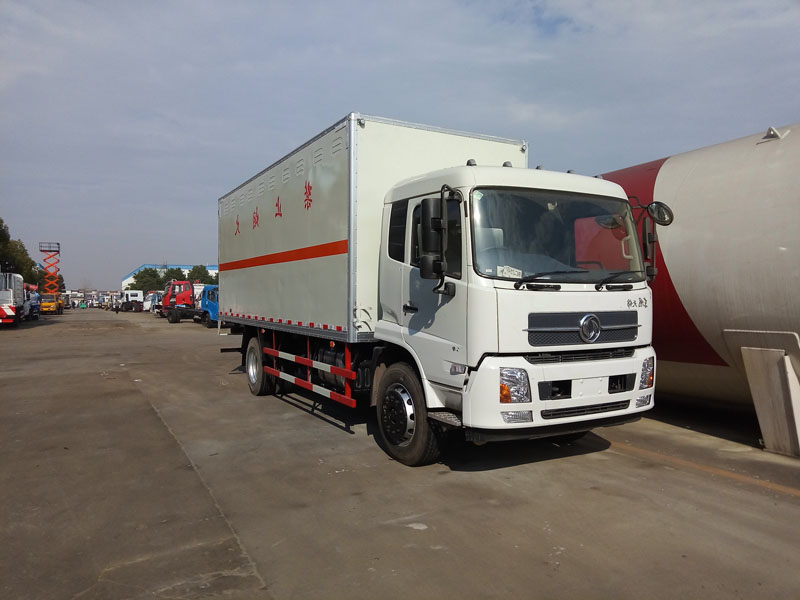 天錦6.6米(9.9噸)液體廂式車(chē)