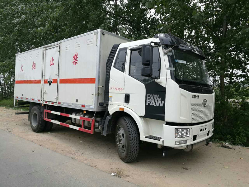 解放6.2米(10.4噸)腐蝕品廂式車