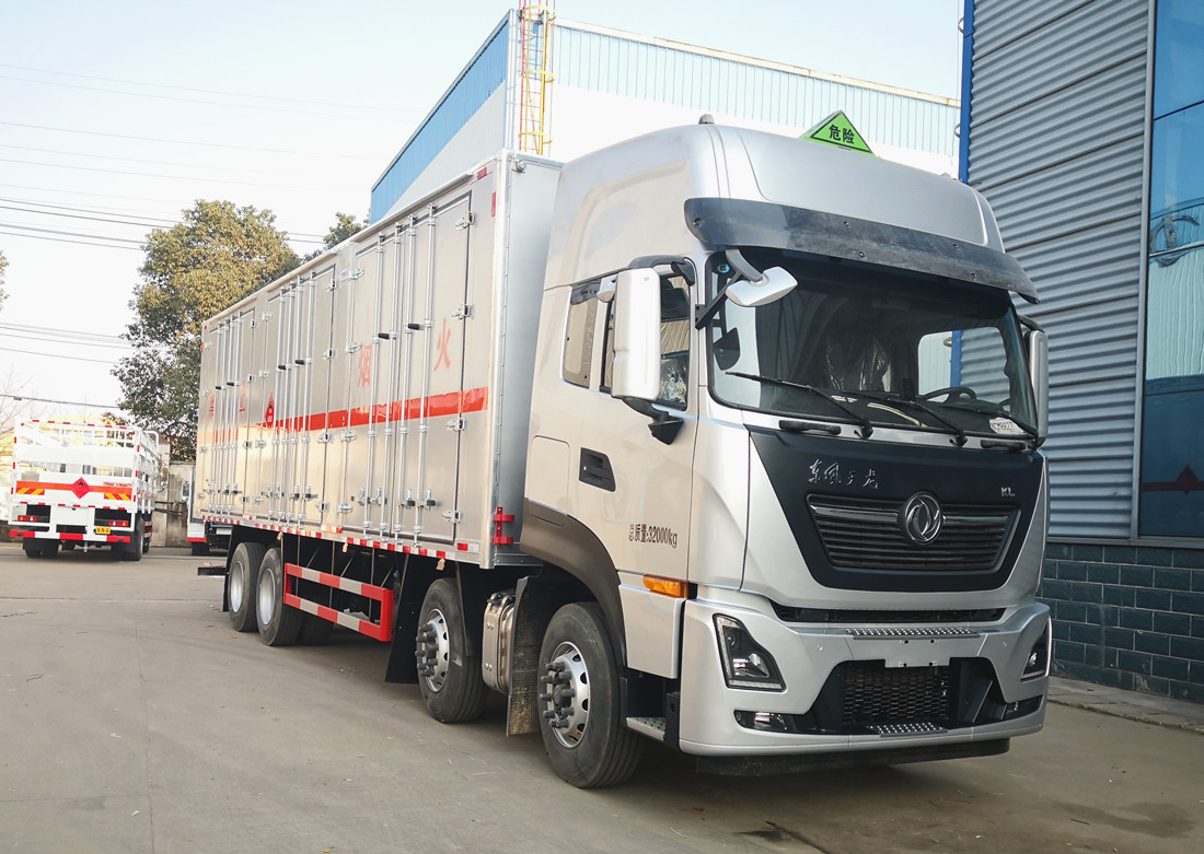 東風天龍 9.6米雜項危險品廂式運輸車